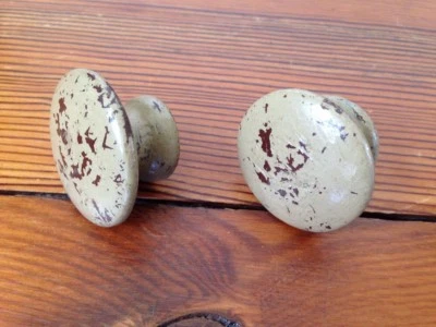 Комплект пара винтажных антикварных бежевых окрашенных куполообразных круглых деревянных ручек выдвижных ящиков шкафов - Изображение 1 из 4