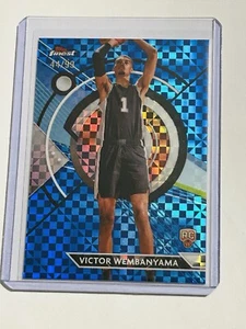 2023-24 Topps Finest Victor Wembanyama RC refractor de tablero de ajedrez azul/99 - Imagen 1 de 2