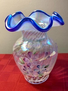 FENTON FRANZÖSISCHER OPAL IRISIERT SPIRALOPTIK HANDBEMALT M MIHALIAK VASE 5 1/2" - Bild 1 von 20