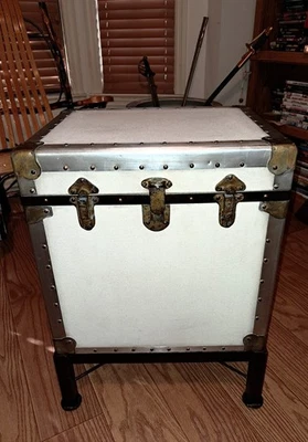 Mesa auxiliar Pottery Barn Baúl Ludlow ---- $699.00 + impuestos + envío Foto 1 de 4