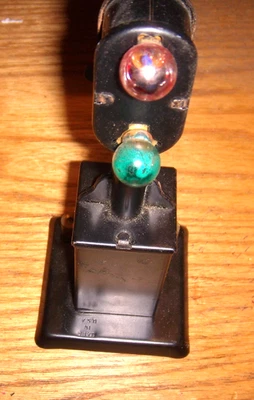 TRAIN SIGNAL Vintage Louis Marx & Co. Automatic Train Signal TESTED WORKS - Image 1 of 3