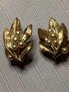 Vintage Krone Trifari Blatt Clip Ohrringe Kunstperlen signiert - Bild 1 von 5
