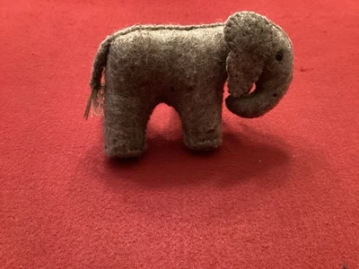 Elefante de fieltro hecho a mano  Foto 1 de 4