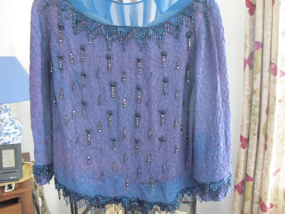 CHEMISIER BLEU ET SES PARURES DE JAIS A L ANCIENNE - Photo 1/4