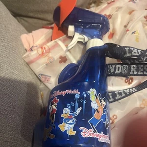 Botella pulverizadora Walt Disney World Disneyland Resorts con ventilador rojo alimentado por batería - Imagen 1 de 3