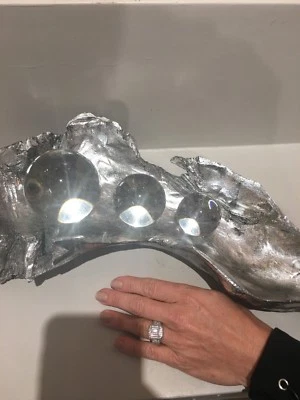 PEAS IN A POD 金属仿木和水晶球现代艺术雕塑 20134 — 第 1/3 张图片