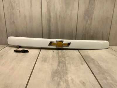 Chevrolet Trax 2015-2020 OEM maletero trasero moldura con cámara y emblema Foto 1 de 4