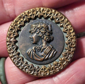 Ancien profil romain en relief bouton photo métal ton bronze couronné de cœurs