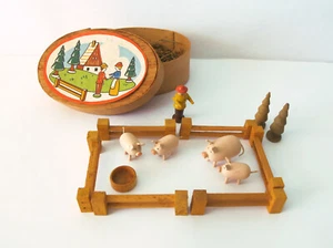 Vintage wooden toy farmyard in oval box. Pig & piglets, farmer, fences - Bild 1 von 5