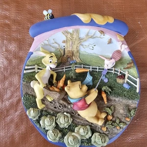 Disney Bradford 3D Winnie The Pooh "Feliz día del viento" #c4454 - Imagen 1 de 3