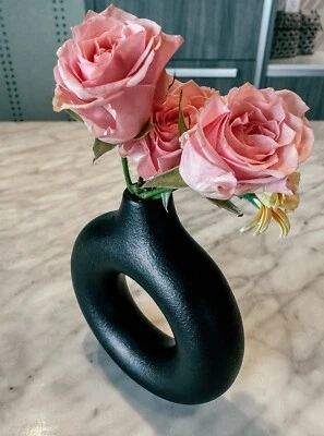 Jarrón pequeño negro áspero de cerámica nórdica en forma de rosquilla para decoración moderna del hogar Foto 1 de 4