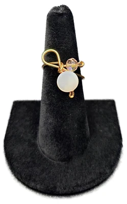 Anillo de cinta dorado para concientización sobre el cáncer de mama con botón de madreperla vintage Foto 1 de 4