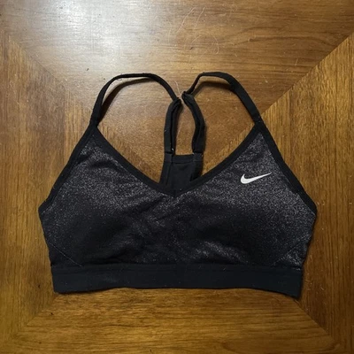 Sujetador deportivo Nike Dri-Fit negro plateado brillante Indy gimnasio espalda deportiva para mujer pequeño” Foto 1 de 4