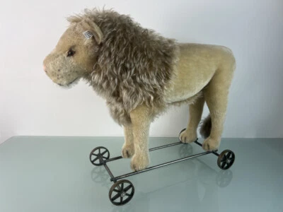 Steiff 400445 Löwe auf Räder 1909 Replica 54,5 cm Lang / 21,6 cm Breit / 44,5 cm - Bild 1 von 4