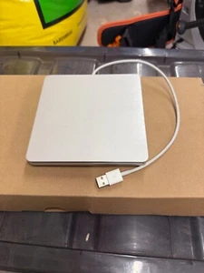 Apple USB Superdrive A1379 MD564ZM/A - Afbeelding 1 van 2