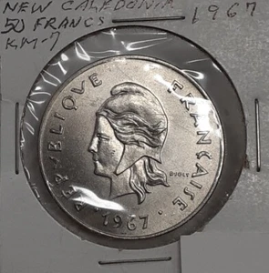 Moneda de 50 francos de níquel 1967 Nueva Caledonia Marianne/cabañas nativas UNC - Imagen 1 de 2