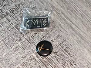 Insignias oficiales de Kylie Minogue Aphrodite Tour 2011 Merch Pins - Imagen 1 de 3