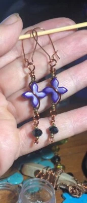 Pendientes artesanales envoltura de alambre hechos a mano púrpura turquesa colgante cobre JMes joyería Foto 1 de 4