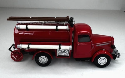 Matchbox Models of Yesteryears Fire Engine Series 1939 Bedford Tanker YFE05 - Image 1 of 4