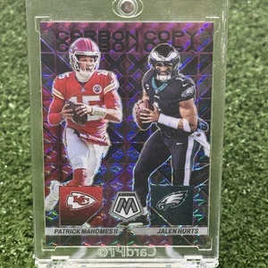 Mosaico Panini Patrick Mahomes/Jalen Hurts #/49 púrpura copia carbono Prizm SP 2023 - Imagen 1 de 2