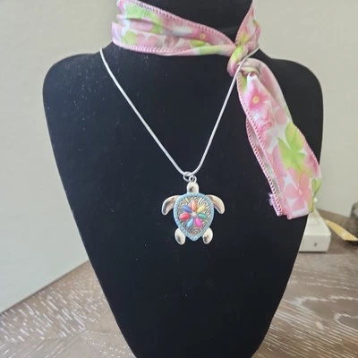 Colgante con caparazón de tortuga flor con cadena de 16" Foto 1 de 4