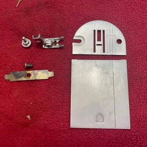 Singer 347 Nähmaschine Nadel und Spulenplatte Teile Konvolut - Bild 1 von 2