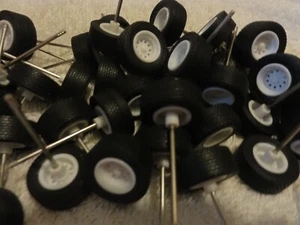 Lote de neumáticos Tonkin 1/50 y color BLANCO RUEDAS TRASERAS DOBLES 20+ piezas con ejes - Imagen 1 de 3