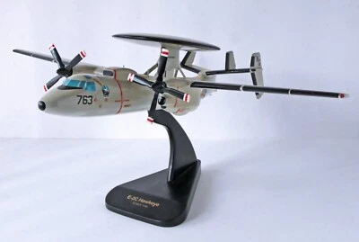 Aeronave executiva Grumman NAVY E-2C Hawkeye madeira mogno 1:48 {com suporte) - sem caixa - Imagem 1 de 4