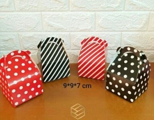 Cartoon Boxes Paper Black Red 9*9*7 Celebration 12 Pieces in category  New - Picture 1 of 4
