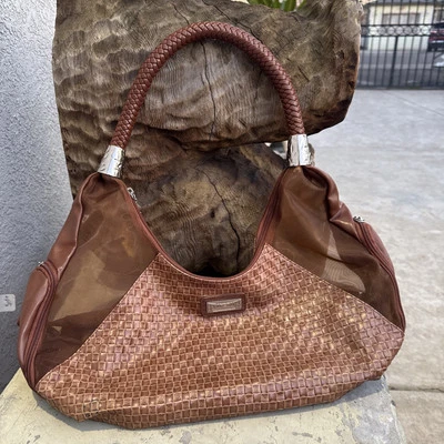 Portador de perro de cuero sintético con huesos cromados de diseñador Foto 1 de 4