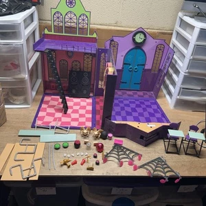 Mattel *Monster High* High School 2012 faltbares Spielset mit Zubehör - Bild 1 von 8