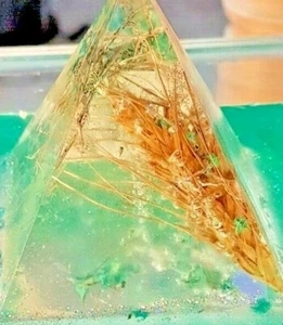 Piramide in resina "Grano sotto la pioggia e fiori di campo" - Foto 1 di 8