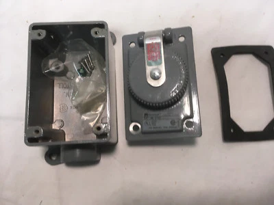 Receptáculo eléctrico industrial (Russellstoll) 3743 FS/FD 2W3P 10A 600V 20A 250V Foto 1 de 4