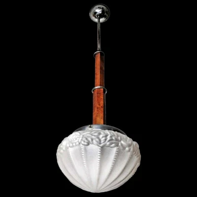 Lámpara de araña francesa Art Deco y Art Nouveau de vidrio opalino cromado y madera Foto 1 de 4