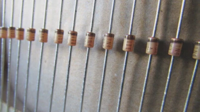 Diodos Zener 1N4732A genuinos ITT de alta calidad 1N4732A (60 piezas) NUEVOS ENVÍOS RÁPIDOS EE. UU. Foto 1 de 4