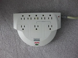 Protector contra sobretensiones profesional de 8 salidas PRO8 APC SurgeArrest - Imagen 1 de 3