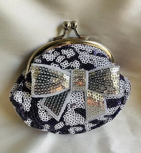 Abendtasche Pailletten lila mit Schleife und Kiss Lock Verschluss - Bild 1 von 5