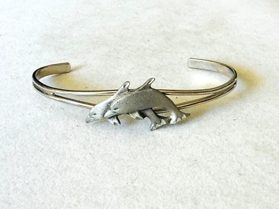 Brazalete brazalete vintage de metal peltre delfín tono plata SISK Foto 1 de 4