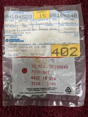 Paquete de 15 tuercas de resorte Mopar 6100840 Foto 1 de 2