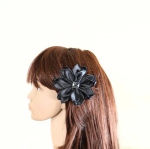 Schwarze Haarspange. Mädchen Haarspange. Haarblumenspange. Handgefertigte Haarspange. - Bild 1 von 1