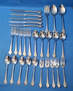 28 PIECE SET ONEIDA SUMMER MIST STAINLESS FLATWARE 5X5 + SERVING - Picture 1 of 2