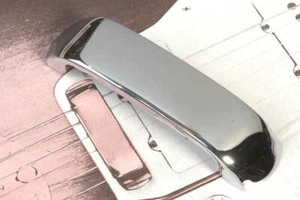 Fender USA Jazzmaster, Jaguar, Mustang Chrome Bridge Cover AVRI, 0054465049 - Picture 1 of 2