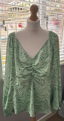 Ex New Look Curves Ladies Retro Print Green Long Sleeve Top - Size 28 - Image 1 of 4
