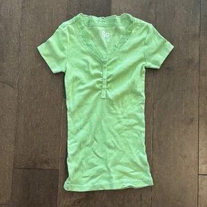 SO Brand Fitted Style Ribbed Material Shirt with Lace Detail Girls Size 7/8 - Picture 1 of 4