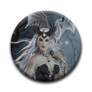 1,25" Pinback Button Imagined Worlds - Mad Queen (Pins ca. 32mm) - Bild 1 von 2