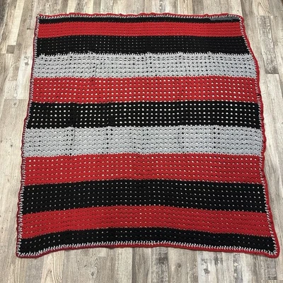 Listras de crochê afegãs grandes pesadas feitas à mão vermelha, preta e cinza (L 61”x 54” W) - Imagem 1 de 4