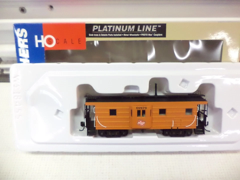 Walthers Ho 932-7662, Rib Side Caboose, Milwaukee Road 01876 - Image 1 of 2