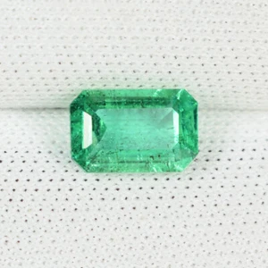 0.83 ct FINE QUALITY BEST GREEN ZAMBIAN MINED NATURAL EMERALD  See  VDO  0311 A - Picture 1 of 2