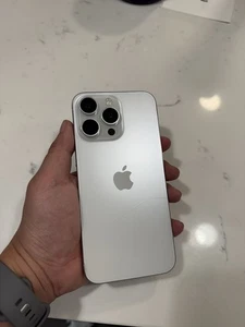 iPhone 15 Pro Max - Boost Mobile - 256gb - Riss Rückseite Bitte Beschreibung lesen - Bild 1 von 12