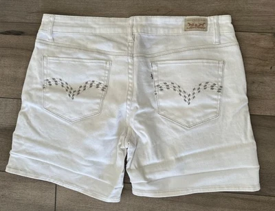 Levi’s White Midi Jean Shorts Size 13 - Image 1 of 4